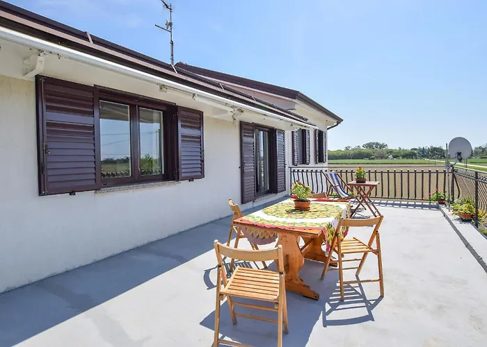 شقة 2 Bedroom Cozy In