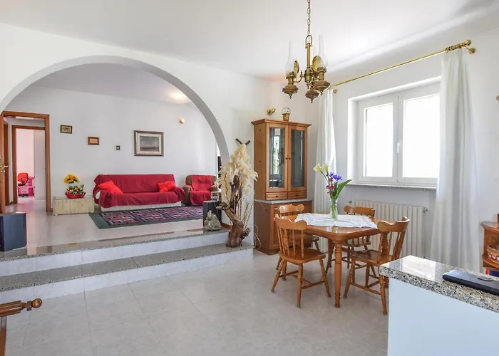 شقة 2 Bedroom Cozy In *