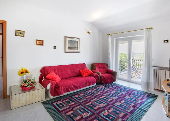 شقة 2 Bedroom Cozy In