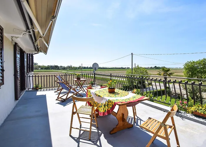 2 Bedroom Cozy In Apartman Grado